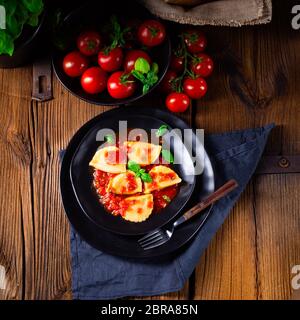 raviolis alla genovese avec sauce tomate basilic Banque D'Images