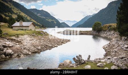 Vue sur le lac de barrage de l'Oule en vallée d'Aure en Haute-Bigorre dans le département des Hautes-Pyrénées en France Banque D'Images