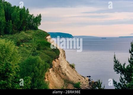 Falaise avec bois de bouleau sur Volga Banque D'Images