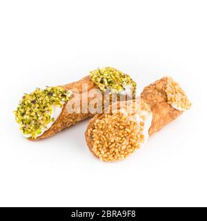 Deux pâtisseries cannoli. Dessert traditionnel sicilien, rempli d'une crème ricotta riche enrichi avec du grain de la pistache et noisettes. Banque D'Images