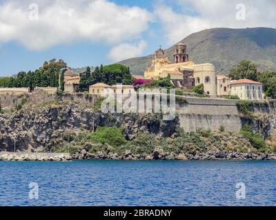 Lipari situé à une île nommée Lipari, la plus grande des îles éoliennes dans la mer Tyrrhénienne près de la Sicile en Italie Banque D'Images