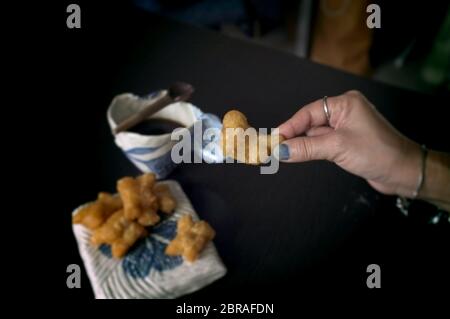 Petit-déjeuner thaï , Pa Tong Rendez-vous ou en friture pâte stick et café Banque D'Images