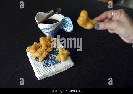 Petit-déjeuner thaï , Pa Tong Rendez-vous ou en friture pâte stick et café Banque D'Images