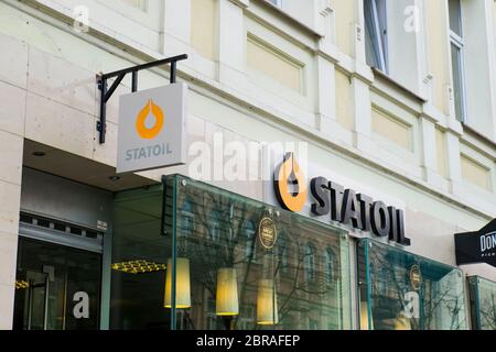 L'entrée principale d'une épicerie Statoil, située sur Gediminas Ave. Est maintenant fermée. À Vilnius, Lituanie. Banque D'Images