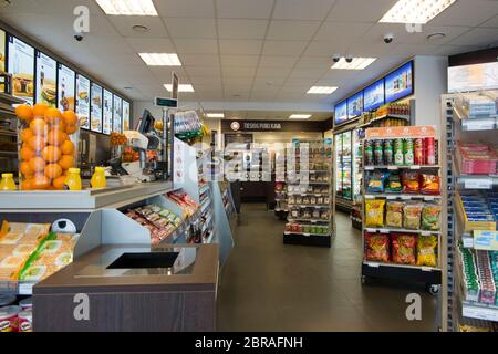 Un regard à l'intérieur d'un Statoil comfortagefood, magasin d'alimentation sur Gediminas Ave. Maintenant fermé. À Vilnius, Lituanie. Banque D'Images