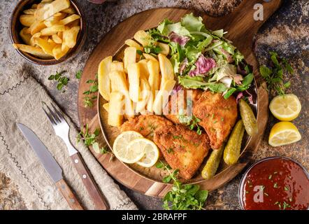 Délicieux avec la viande panée, frites, salade, pickless et la bière Banque D'Images