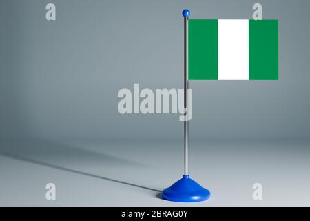 La 3d rendant réaliste drapeau national du Nigeria sur poteau d'acier sur fond gris isolé. Drapeau de table vierge , adapté à la conception, maquette Banque D'Images