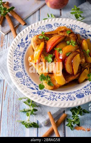 Délicieux dessert avec des pêches fraîches, grillées à l'érable et le pain perdu Banque D'Images