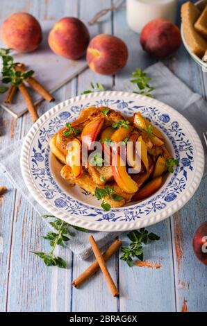 Délicieux dessert avec des pêches fraîches, grillées à l'érable et le pain perdu Banque D'Images