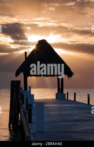 Coucher de soleil sur les quais de Puerto Morelos, Quintana Roo, Mexique. Banque D'Images