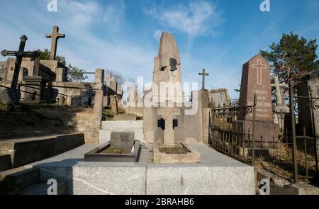 Diverses anciennes tombes chrétiennes croisées sur une colline au cimetière de Rasos. À Vilnius, Lituanie. Banque D'Images