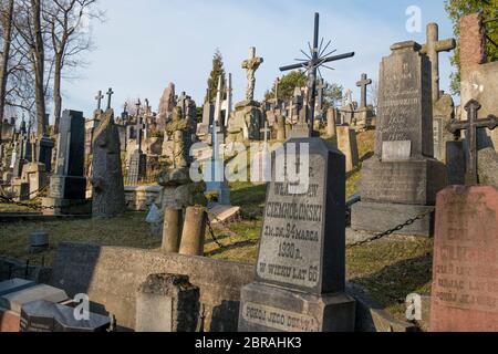 Diverses anciennes tombes chrétiennes croisées sur une colline au cimetière de Rasos. À Vilnius, Lituanie. Banque D'Images