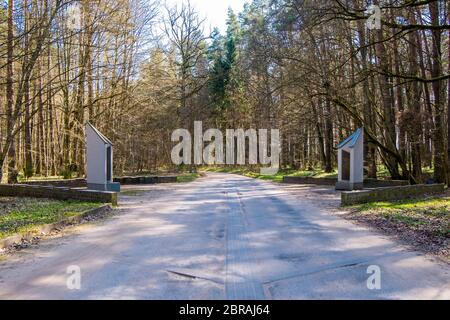 Les plaques informatives de chaque côté de la rue à l'entrée. À l'exécution juive, tombe de masse et site commémoratif dans les bois de Vidzgiris n Banque D'Images