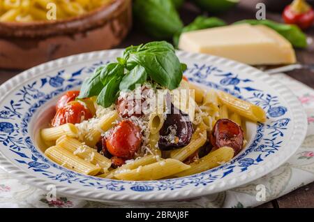 Pâtes aux légumes cuits, simple et délicieux, garni de fromage parmesan Banque D'Images