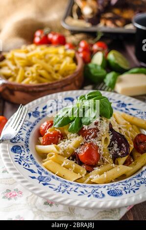 Pâtes aux légumes cuits, simple et délicieux, garni de fromage parmesan Banque D'Images