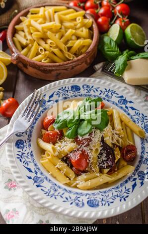 Pâtes aux légumes cuits, simple et délicieux, garni de fromage parmesan Banque D'Images