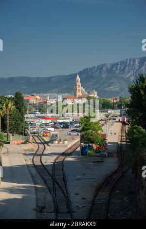 Vue sur la gare de Split en début de matinée Banque D'Images