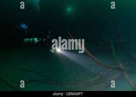 Plongeur technique de sidemount dans le cenote Angelita – célèbre gouffre avec couche de soufre hydrogène semblable à un nuage. Banque D'Images