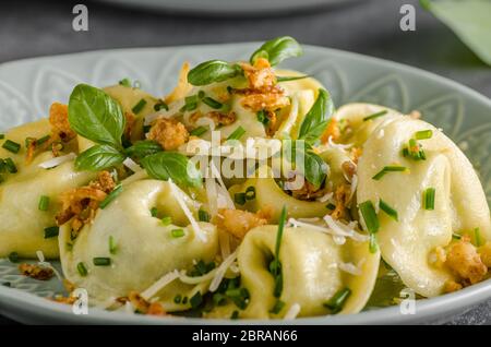 Ail Tortellini farci et épinards à l'oignon frit Banque D'Images