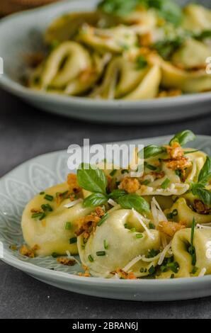 Ail Tortellini farci et épinards à l'oignon frit Banque D'Images