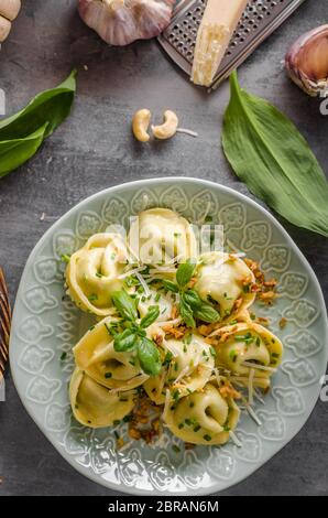 Ail Tortellini farci et épinards à l'oignon frit Banque D'Images