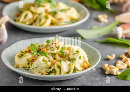 Ail Tortellini farci et épinards à l'oignon frit Banque D'Images