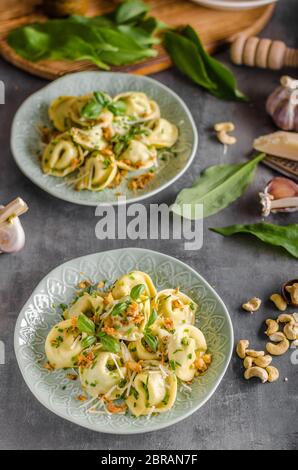 Ail Tortellini farci et épinards à l'oignon frit Banque D'Images