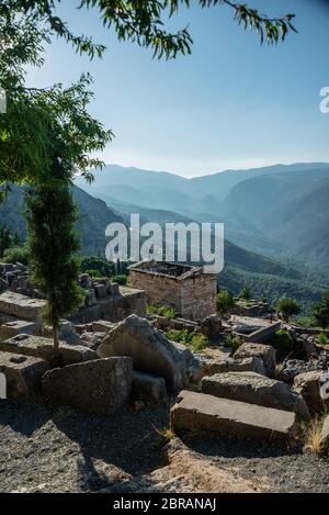 Ruines de Delphes dans les montagnes Paranus en début de matinée Banque D'Images