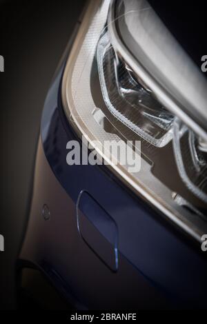Gros plan de certains phares d'automobile LED. Banque D'Images