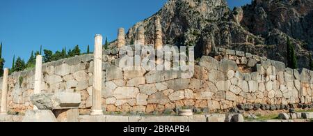 Célèbre mur polygonal de la ville grecque antique Delphes avec des colonnes de temple d'Apollon sur le fond Banque D'Images