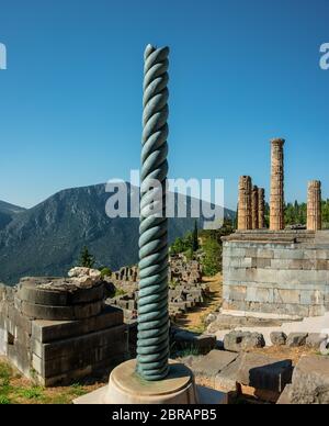 Colonne de serpentine, Tripode Plataean ou Tripode Delphi devant le temple d'Apollon à Delphes, en Grèce Banque D'Images