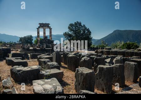 Temple Athena Pronaia dans le site archéologique de Delphes, siège de l'oracle du dieu Apollon Banque D'Images