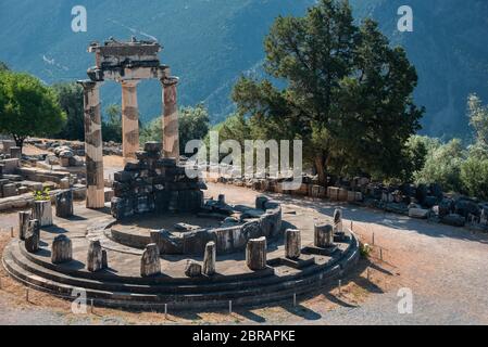 Temple Athena Pronaia dans le site archéologique de Delphes, siège de l'oracle du dieu Apollon Banque D'Images