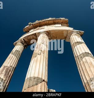 Temple Athena Pronaia dans le site archéologique de Delphes, siège de l'oracle du dieu Apollon Banque D'Images