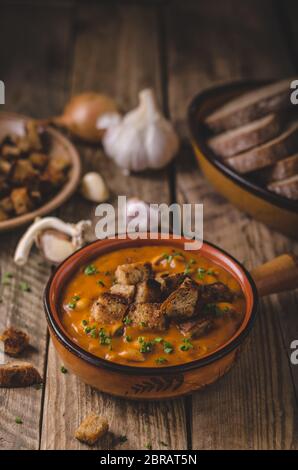 Soupe de goulash avec croûtons de pain cuit Banque D'Images