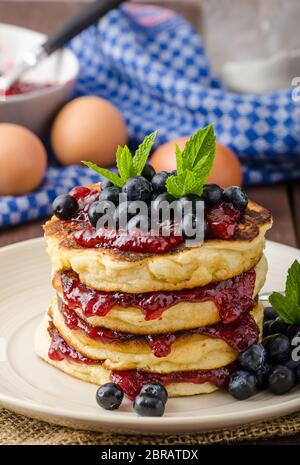 Sans Glutten crêpes avec de la confiture et des bleuets, bio ingrédients sains, de menthe fraîche sur le dessus Banque D'Images