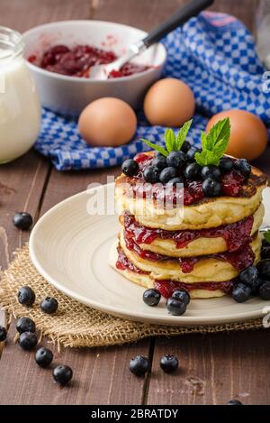 Sans Glutten crêpes avec de la confiture et des bleuets, bio ingrédients sains, de menthe fraîche sur le dessus Banque D'Images