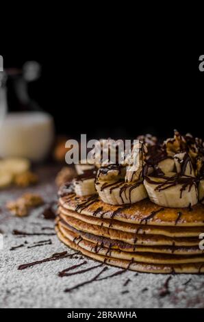 Crêpes avec rustique de banane et chocolat, noix grillées sur le dessus Banque D'Images