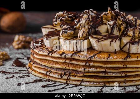 Crêpes avec rustique de banane et chocolat, noix grillées sur le dessus Banque D'Images