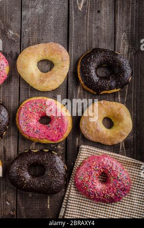 Beignets faits maison, une grande faim pour plus de chocolat, pinky et suger, american cap matin, place à la publicité Banque D'Images