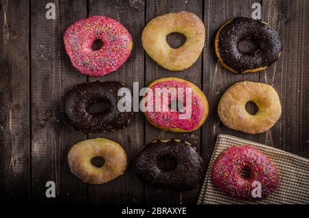 Beignets faits maison, une grande faim pour plus de chocolat, pinky et suger, american cap matin, place à la publicité Banque D'Images