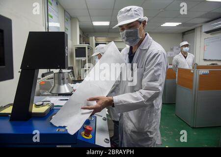 Un travailleur démontre la procédure de fabrication de tissu filtrant non tissé, pendant la visite.le président taïwanais Tsai ing Wen visite une usine de tissu filtrant non tissé. Le matériel est utilisé dans la fabrication de masques chirurgicaux. Le gouvernement de Taïwan vise à produire environ vingt millions de masques par jour et est prêt à donner dix millions de masques à des pays étrangers. Banque D'Images