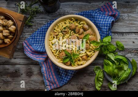 Spaetzle maison, barbecue saucisses et fromages frais, des herbes sur bois rustique, la photographie culinaire Banque D'Images