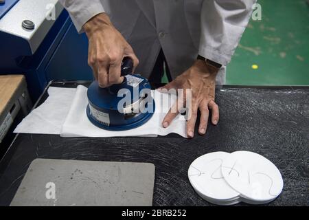 Zhongli, Taïwan. 30 mars 2020. Un travailleur démontre la procédure de fabrication de tissu filtrant non tissé, pendant la visite.le président taïwanais Tsai ing Wen visite une usine de tissu filtrant non tissé. Le matériel est utilisé dans la fabrication de masques chirurgicaux. Le gouvernement de Taïwan vise à produire environ vingt millions de masques par jour et est prêt à donner dix millions de masques à des pays étrangers. Crédit : lin yen Ting/SOPA Images/ZUMA Wire/Alay Live News Banque D'Images