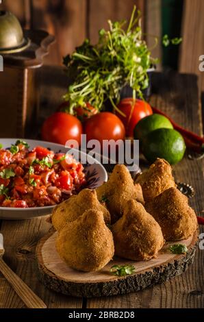 Délicieux aliments composés de viande de poulet hachée ou déchiquetée, recouverte de pâte, moulée dans une forme ressemblant à une jambe de poulet, battue et frite, avec Banque D'Images