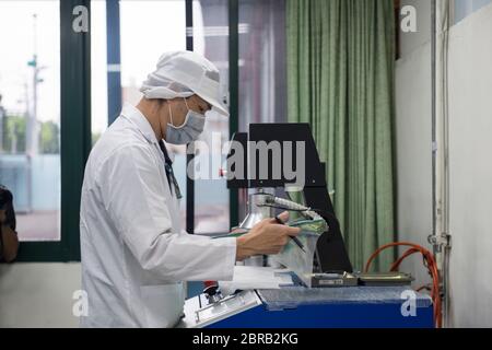 Zhongli, Taïwan. 30 mars 2020. Un travailleur démontre la procédure de fabrication de tissu filtrant non tissé, pendant la visite.le président taïwanais Tsai ing Wen visite une usine de tissu filtrant non tissé. Le matériel est utilisé dans la fabrication de masques chirurgicaux. Le gouvernement de Taïwan vise à produire environ vingt millions de masques par jour et est prêt à donner dix millions de masques à des pays étrangers. Crédit : lin yen Ting/SOPA Images/ZUMA Wire/Alay Live News Banque D'Images