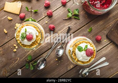 Dessert gâteau au fromage inversé dans le verre, délicieux et simple avec fruits frais et de biscuits avec la lumière creame. Banque D'Images