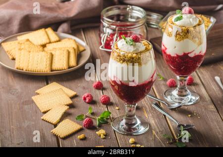 Dessert gâteau au fromage inversé dans le verre, délicieux et simple avec fruits frais et de biscuits avec la lumière creame. Banque D'Images