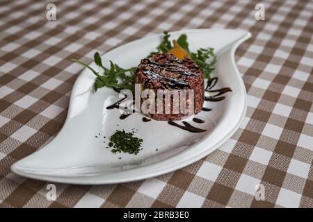 Tartare de l'est un plat d'origine française s'est faite à partir de viande de boeuf ou de la viande de cheval qui est servi cru et coupé au couteau en très petits morceaux. servi avec des Banque D'Images