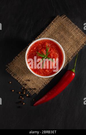 Ajika est une sauce piquante géorgienne faite de tomates, de Chili et d'ail, utilisée pour aromatiser les aliments. Ce condiment pourrait être un ingrédient de harissa, une typique Banque D'Images